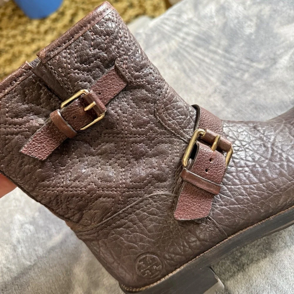 Tory Burch Chrystie Moto Boots 6.5M Brown Pebbled Leather Buckle Zip Lug Sole